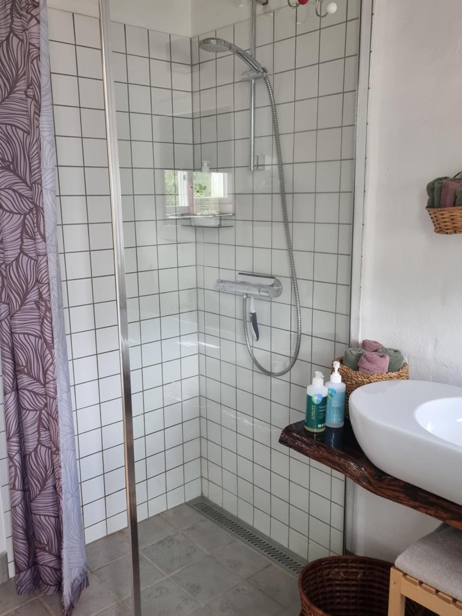 Under Regnbuen, Dit Fristed Pa Haervejen Them Bagian luar foto